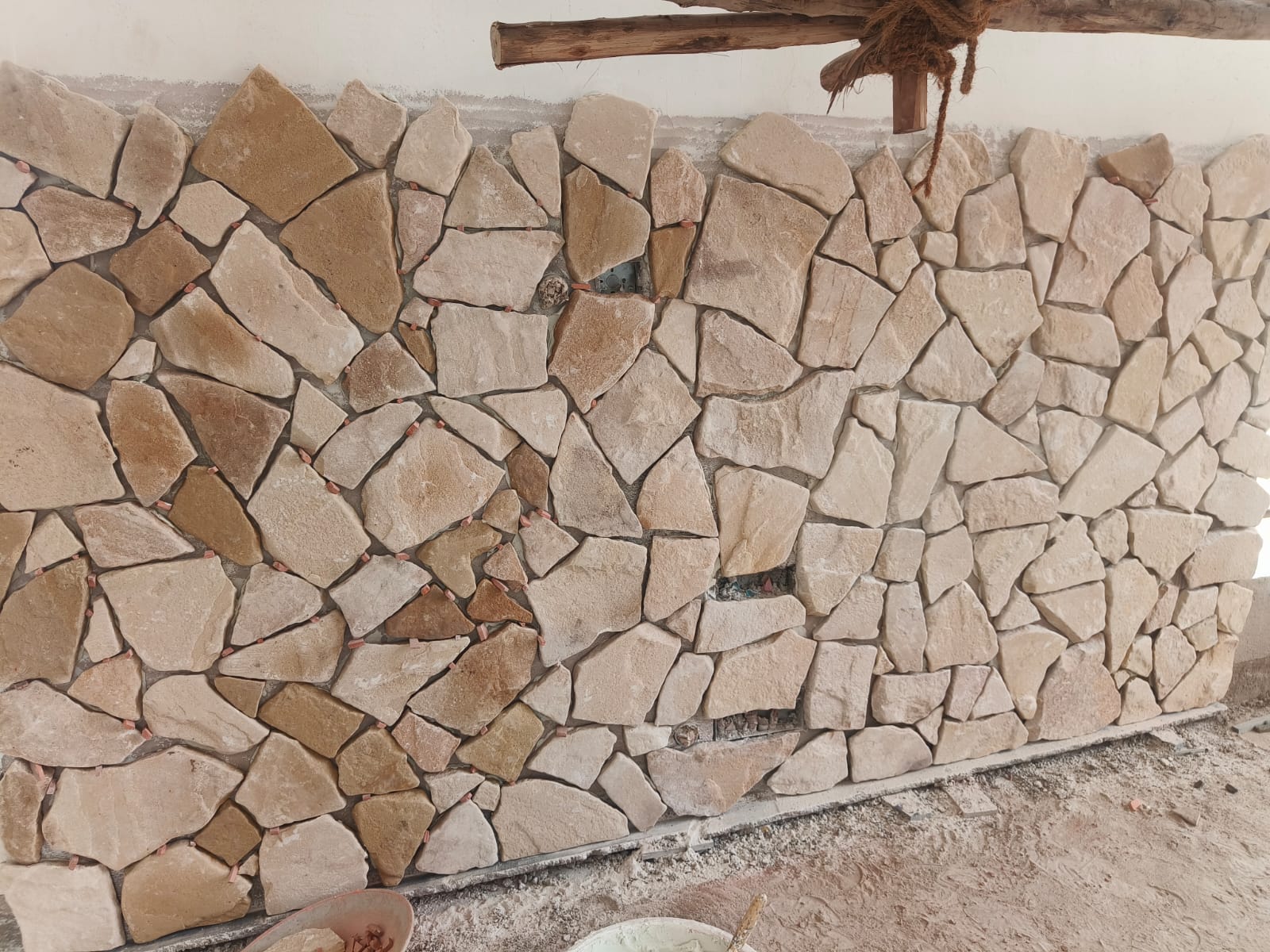 Jurassic Fieldstone RR cladding wall in 22-25mm calibrated stone