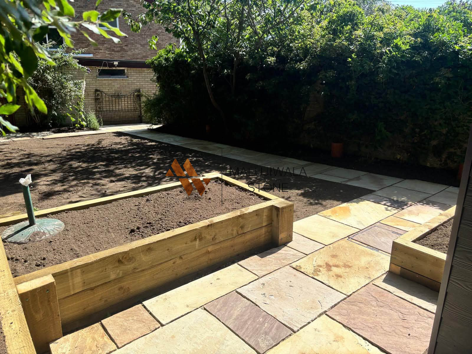Mix pattern Fossil Mint sandstone paving slabs in cream and buff tones
