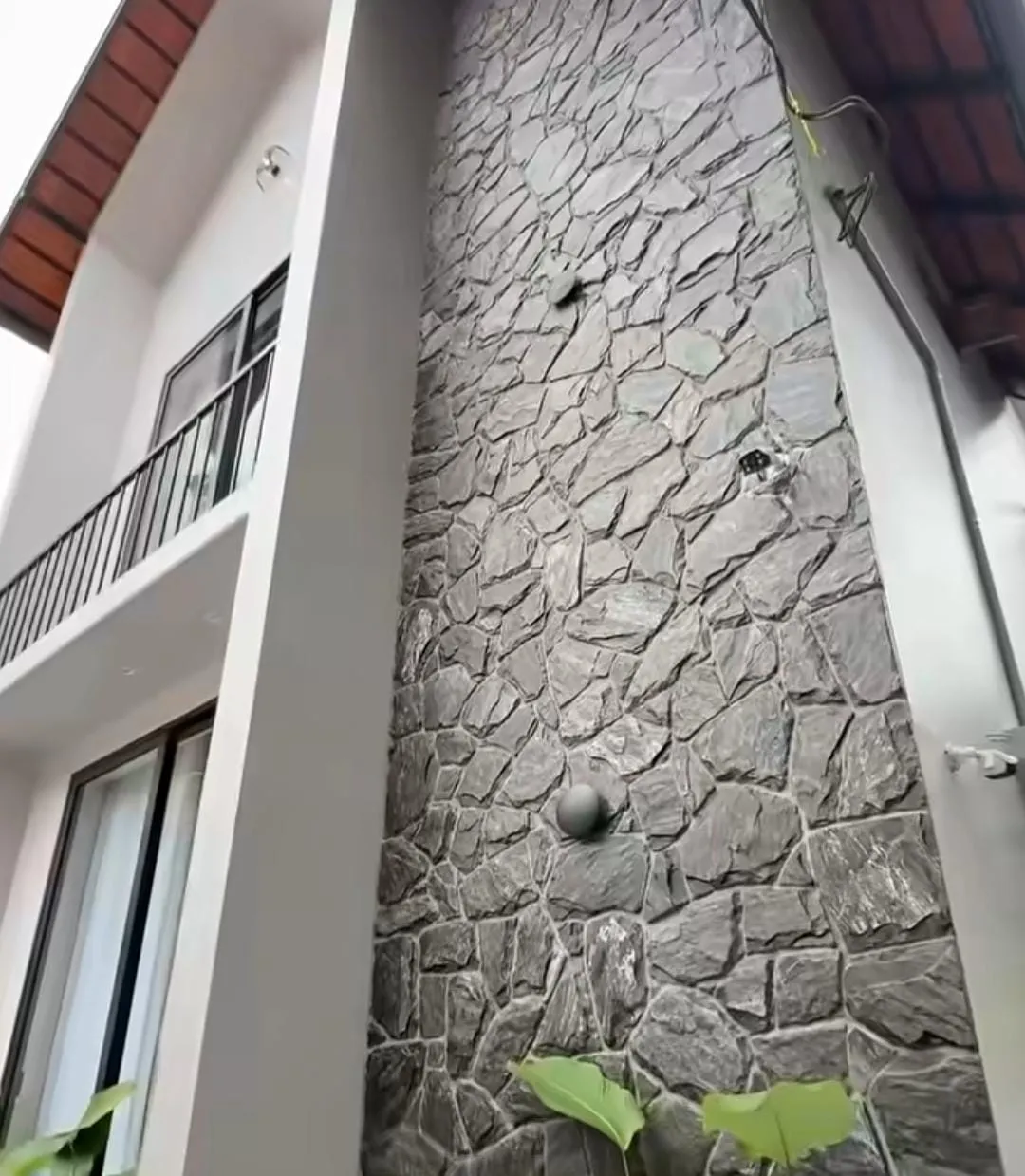 Rocky Mountain Fieldstone RR cladding on a double-height house facade